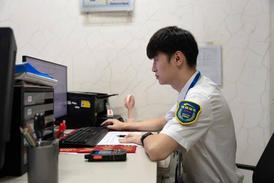 一根牙签“抢”回25万元!一老年乘客手机被“黑”<strong></p>
<p>传奇</strong>,地铁值班站长紧急取卡