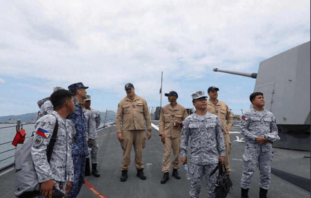 菲军主力舰刚出门<strong></p>
<p>传奇</strong>,054A就堵在南海大门,美日军舰不敢靠近半步