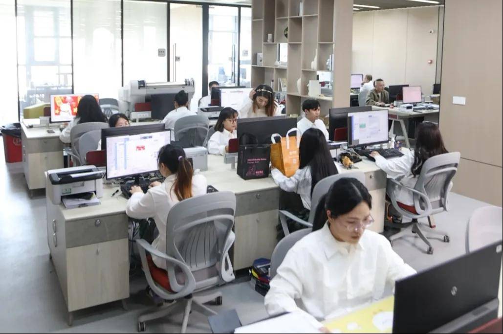 温州老板卖几毛钱小东西<strong></p>
<p>传奇</strong>,从4人团队干到年销过亿