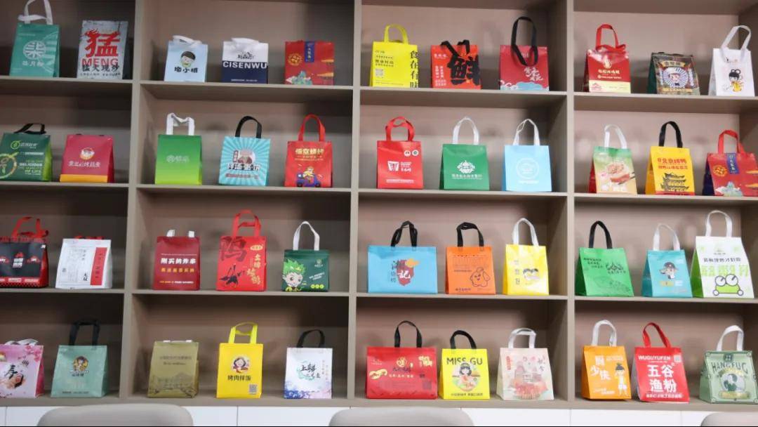 温州老板卖几毛钱小东西<strong></p>
<p>传奇</strong>,从4人团队干到年销过亿