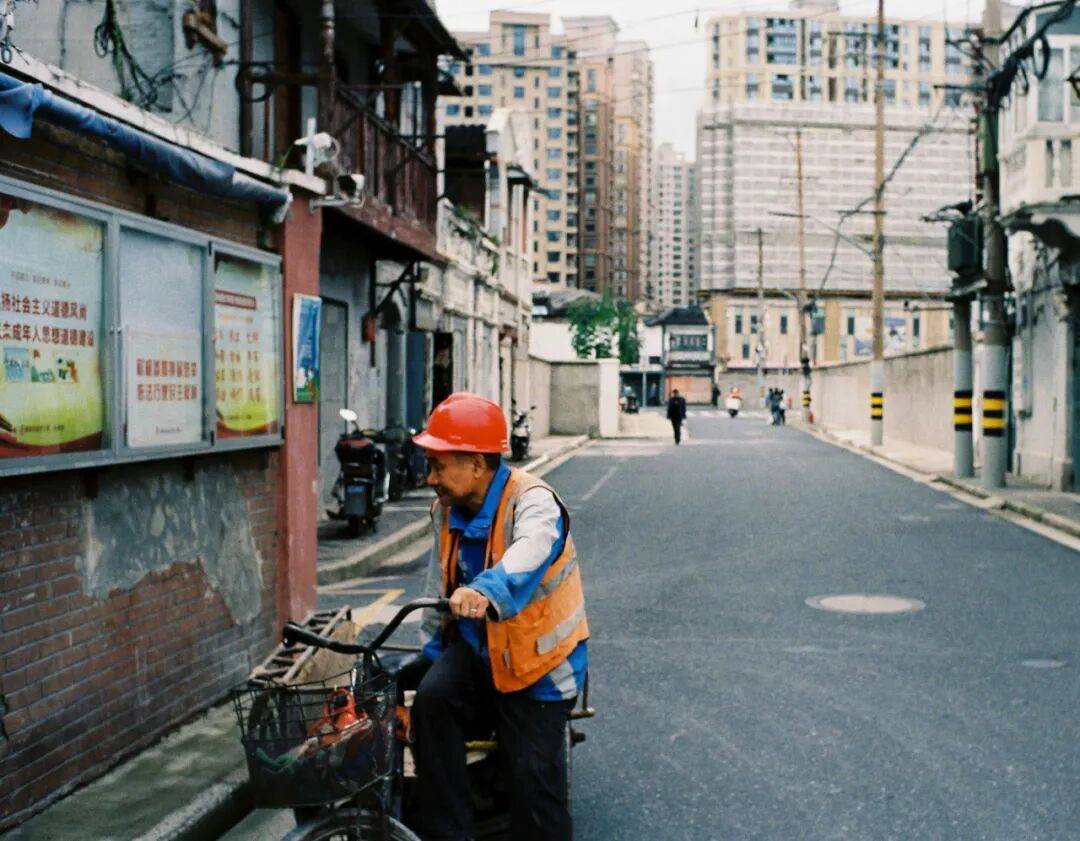 城市打工人<strong></p>
<p>传奇</strong>，花十几万回村给父母补缴社保