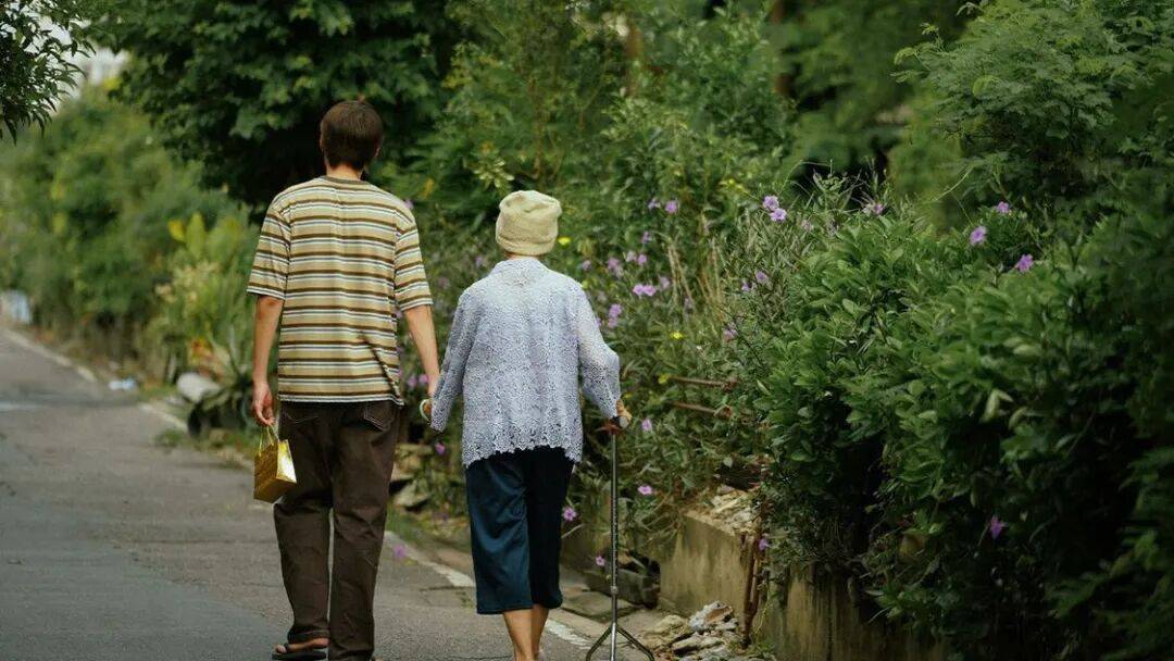 城市打工人<strong></p>
<p>传奇</strong>，花十几万回村给父母补缴社保