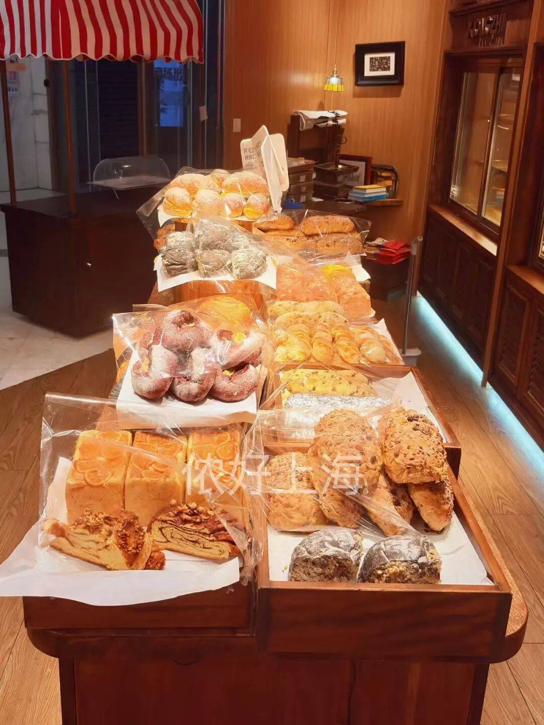 看着心疼<strong></p>
<p>传奇</strong>!上海网红店将没卖掉的面包整框扔了?网友吵翻