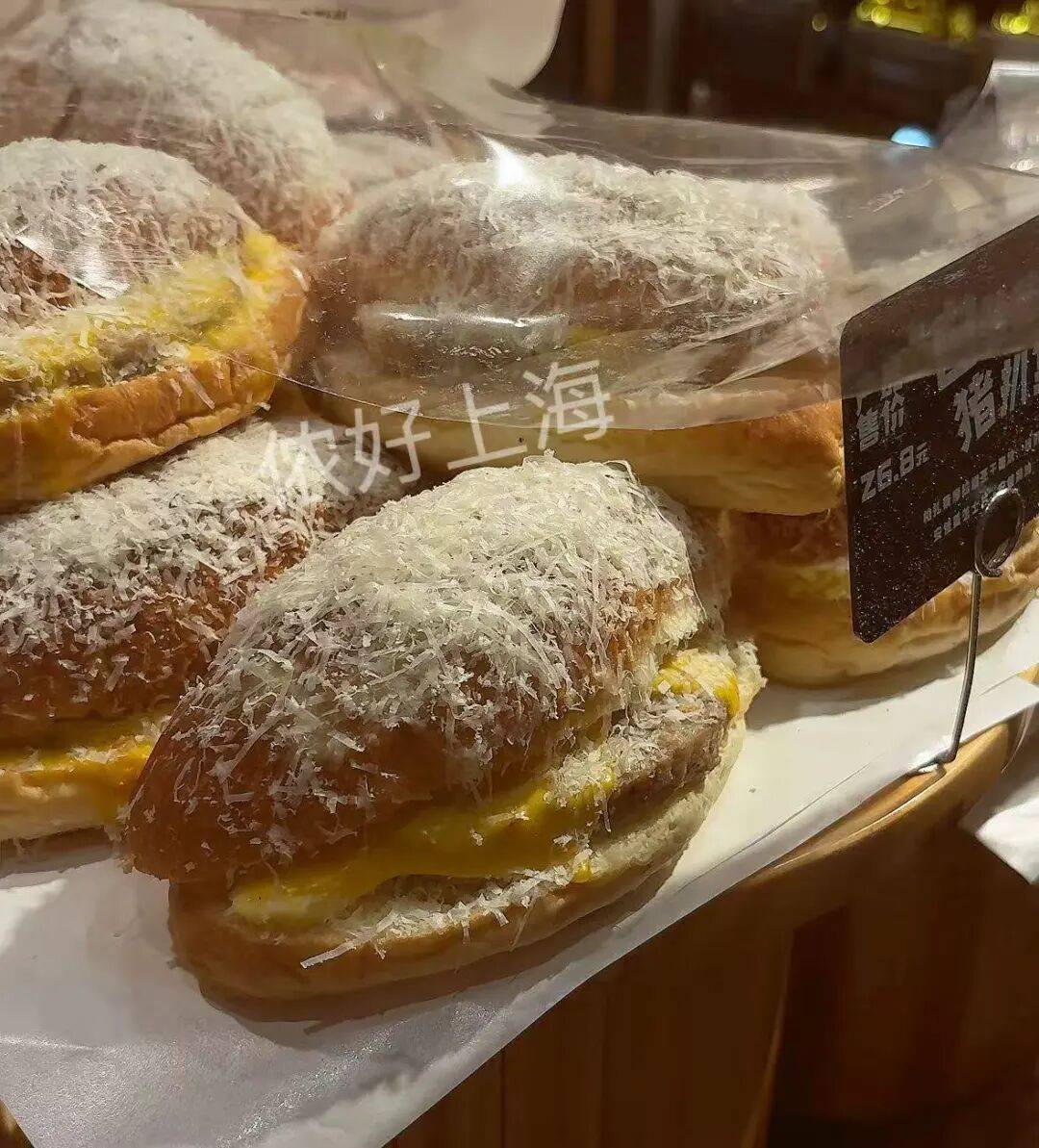 看着心疼<strong></p>
<p>传奇</strong>!上海网红店将没卖掉的面包整框扔了?网友吵翻