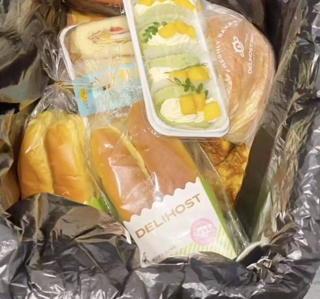 看着心疼<strong></p>
<p>传奇</strong>!上海网红店将没卖掉的面包整框扔了?网友吵翻