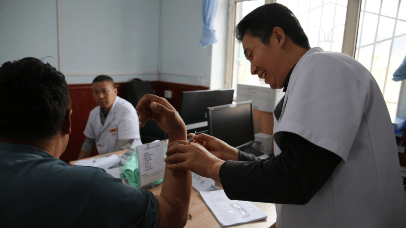 河南中医药文化 “六进” 活动扎根巴里坤 优质医疗资源下沉暖民心