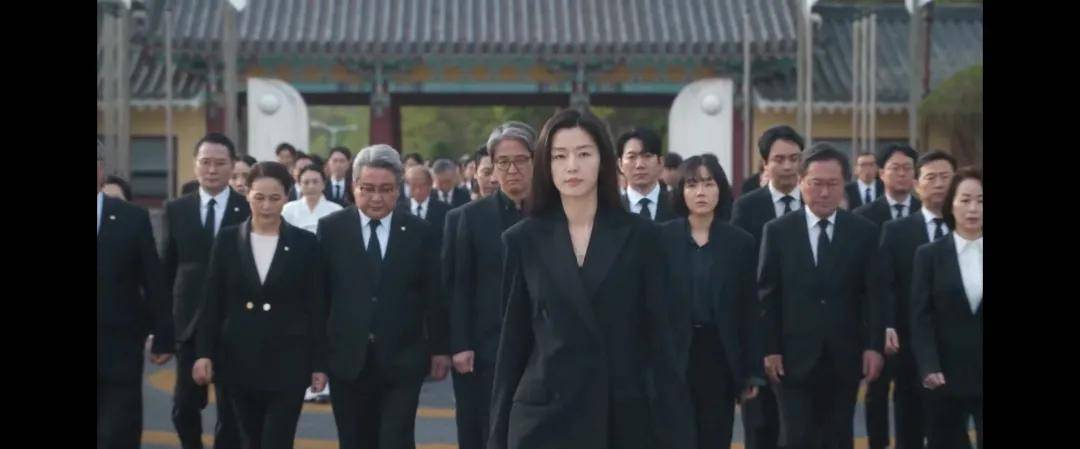 44岁要去“竞选总统”的全智贤<strong></p>
<p>传奇</strong>，穿衣风格都变了！