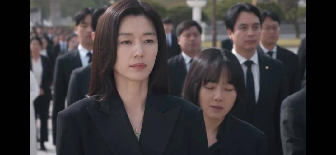 44岁要去“竞选总统”的全智贤<strong></p>
<p>传奇</strong>，穿衣风格都变了！