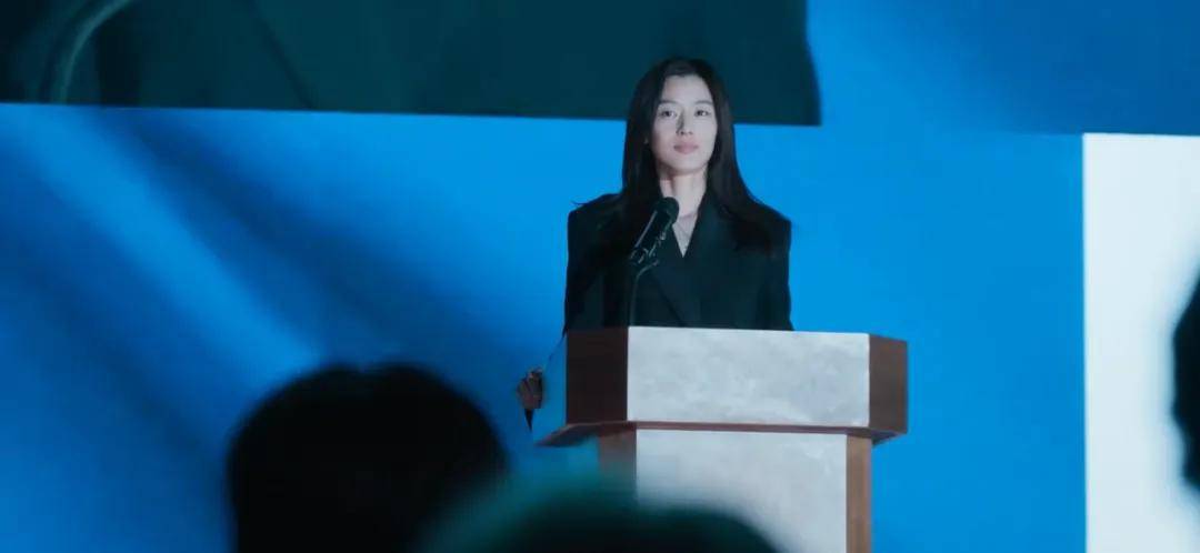 44岁要去“竞选总统”的全智贤<strong></p>
<p>传奇</strong>，穿衣风格都变了！