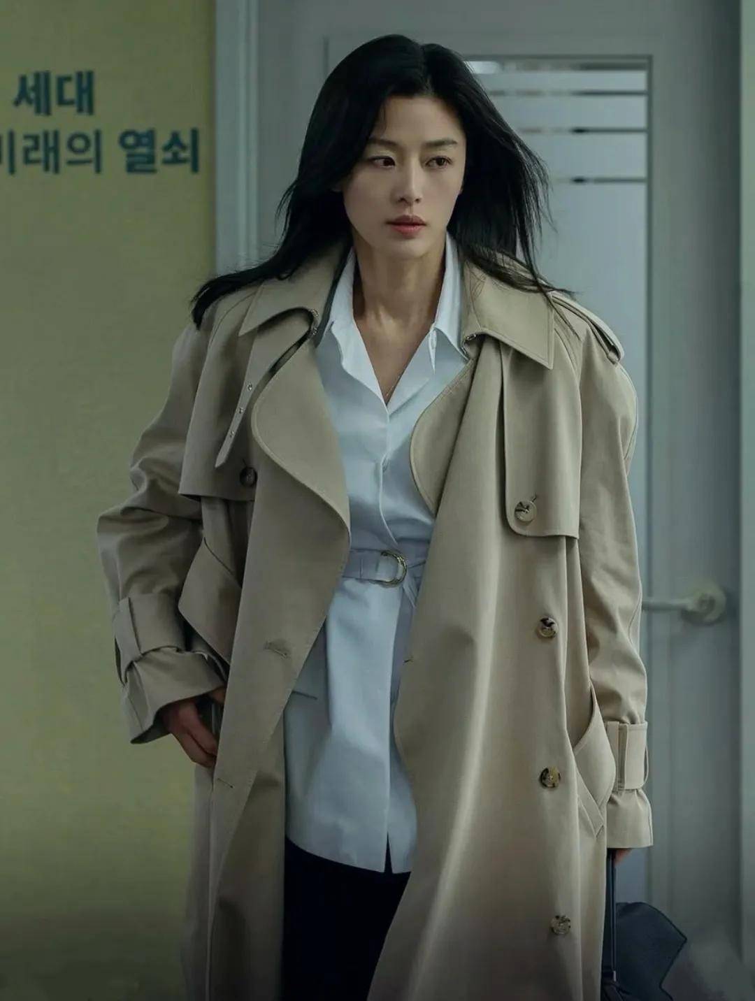 44岁要去“竞选总统”的全智贤<strong></p>
<p>传奇</strong>，穿衣风格都变了！