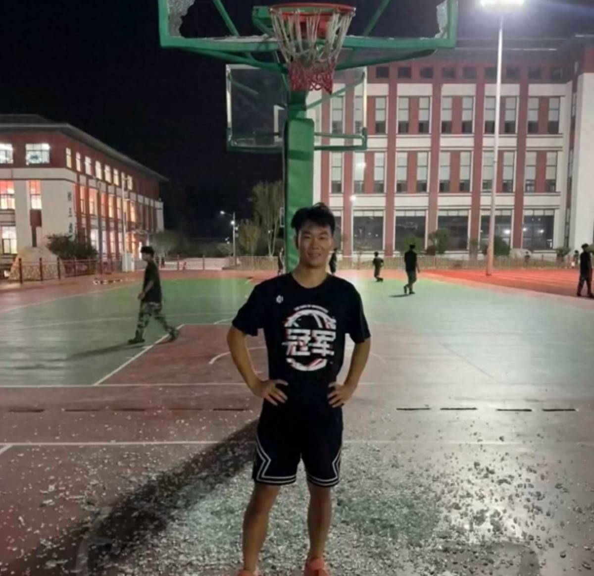 郑州178厘米大学生扣碎篮板<strong></p>
<p>十大fil币虚拟币排行</strong>,校方:说明弹跳力好!学校出资购买新篮板,已安装好