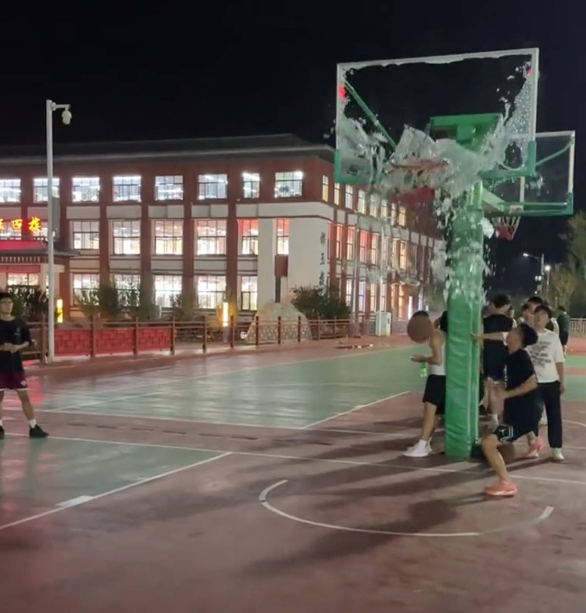 郑州178厘米大学生扣碎篮板<strong></p>
<p>十大fil币虚拟币排行</strong>,校方:说明弹跳力好!学校出资购买新篮板,已安装好