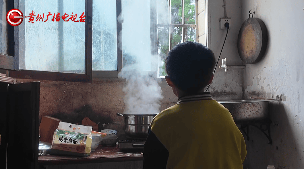 心酸!12岁男孩“独居”贵阳一安置房内<strong></p>
<p>虚拟币产生方法</strong>,父亲回应:迫于无奈,因为……