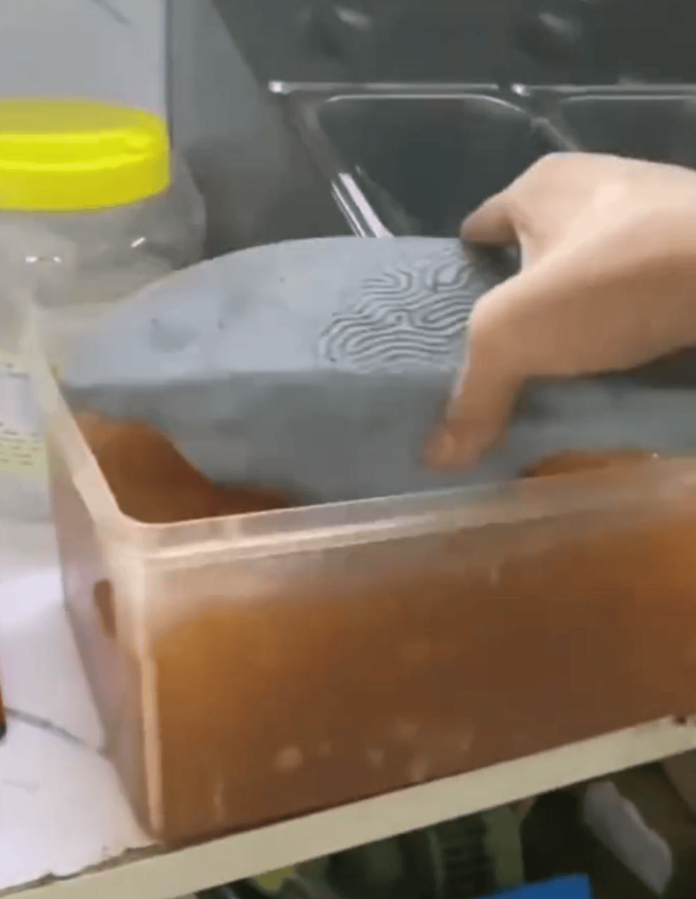 深圳一奶茶店员工脱下拖鞋放进小料盆<strong></p>
<p>虚拟币产生方法</strong>,店长称其第一天上班已被警方带走 “贡茶总部”否认是加盟店