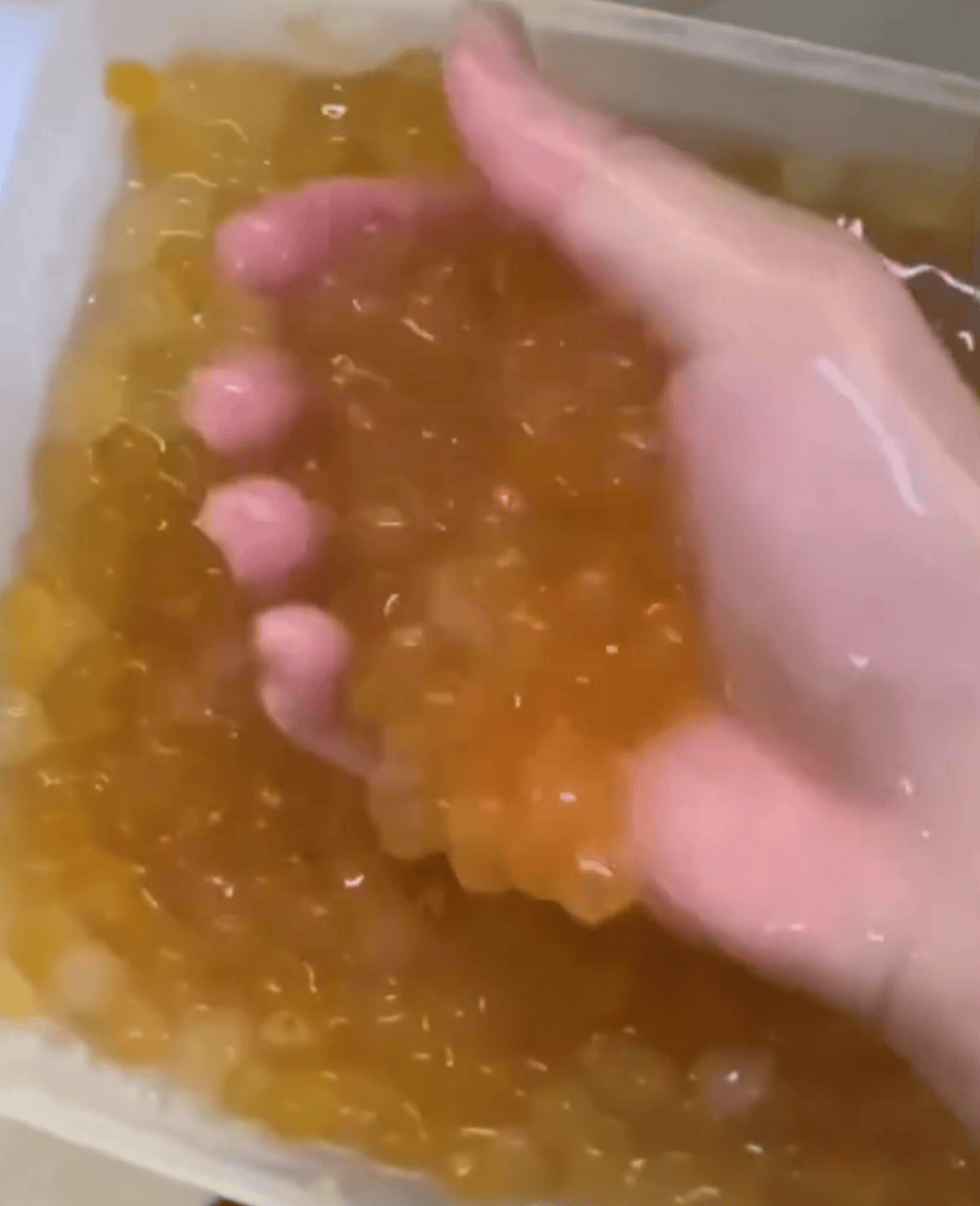 深圳一奶茶店员工脱下拖鞋放进小料盆<strong></p>
<p>虚拟币产生方法</strong>,店长称其第一天上班已被警方带走 “贡茶总部”否认是加盟店