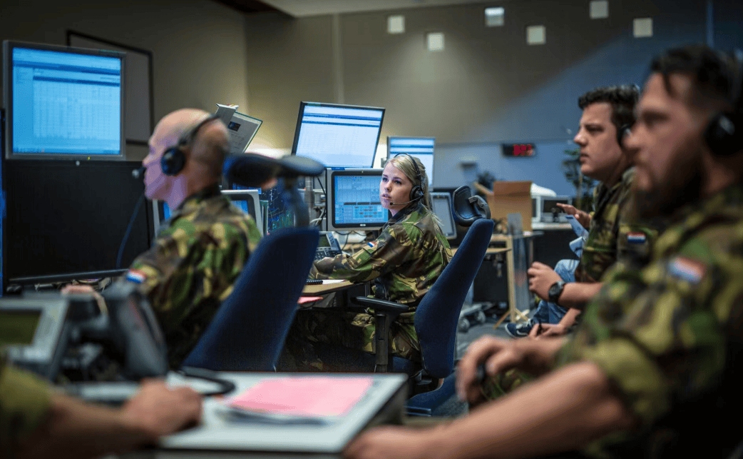 俄军发射了579架无人机<strong></p>
<p>世界最大虚拟币机</strong>,其中552架被乌军成功拦截,俄罗斯明白了:全是北约干的好事