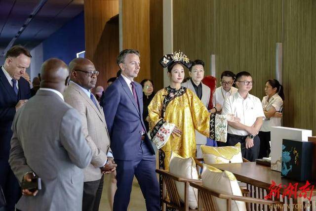 数字之光点亮海丝文明传承路<strong></p>
<p>世界最大虚拟币机</strong>，和成天下助力海丝数字艺术公益展