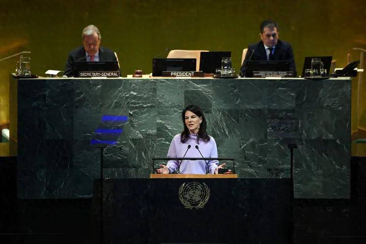 曾经对华强硬的鹰派，如今转身一变成联大主席，对着全世界冷嘲热讽