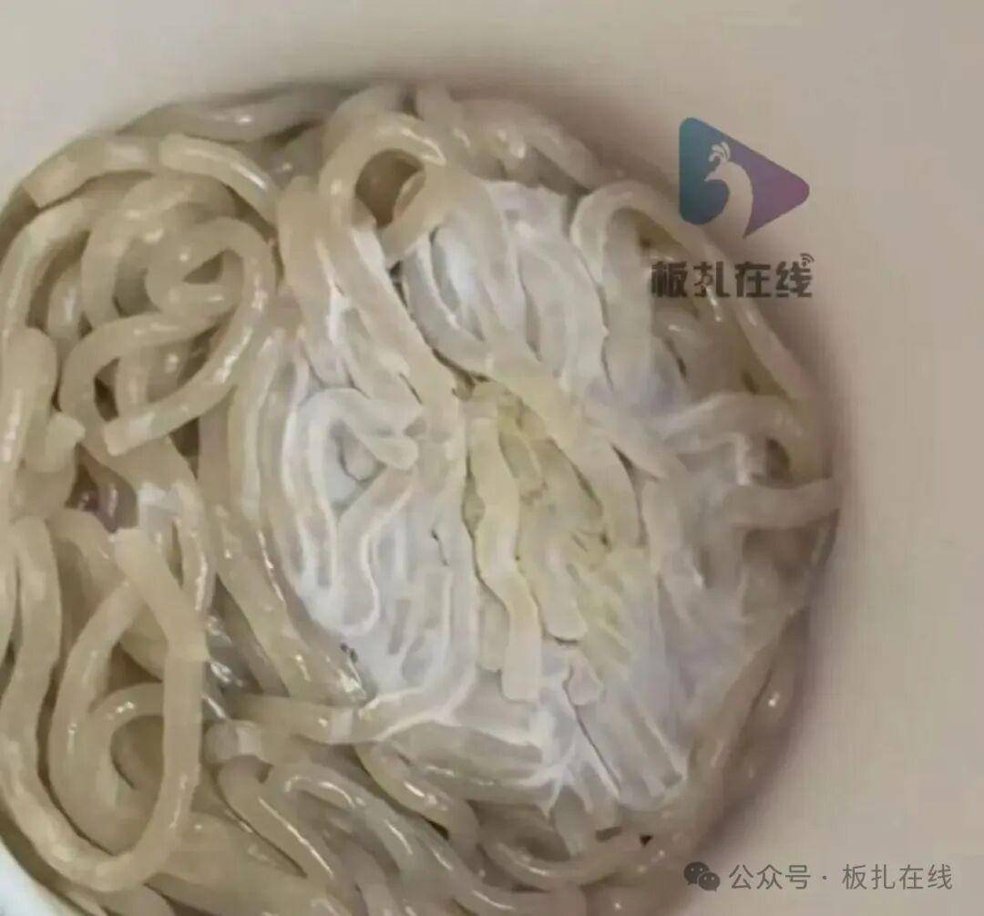 麻六记酸辣粉开箱即发现粉饼发霉？向客服反映后被要求寄回检测