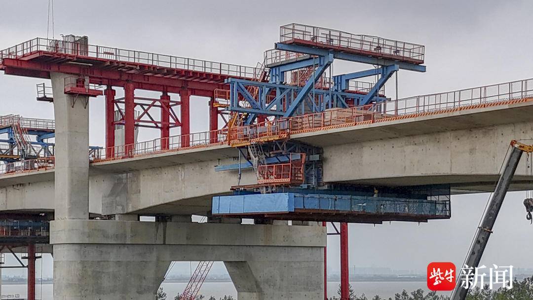 崇启公铁长江大桥南引桥高铁线跨长岛大道连续梁合拢