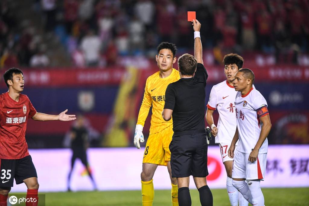 中超-谭龙艾菲尔丁破门 10人亚泰补时连扳两球2-2绝平海牛