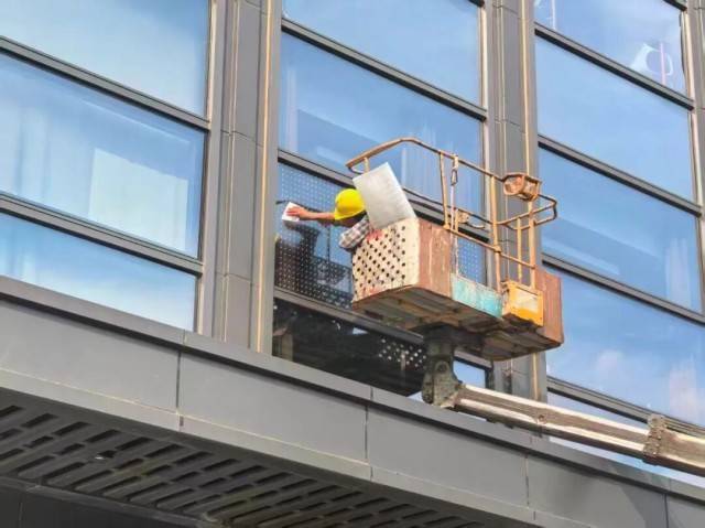 北京一座大厦楼下躺了14只鸟<strong></p>
<p>虚拟贸币</strong>,12只已死亡!元凶竟是玻璃