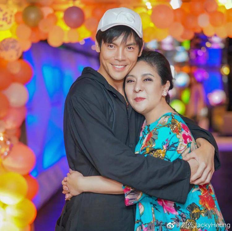 向太回应“向家破产”传闻:珠宝、豪宅都在<strong></p>
<p>虚拟贸币</strong>,还养着1000多名员工;向佐力挺:说话的人请有点底线