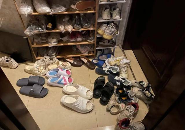 物业“不让门口放鞋子”<strong></p>
<p>虚拟贸币</strong>,门口放鞋柜违法吗?