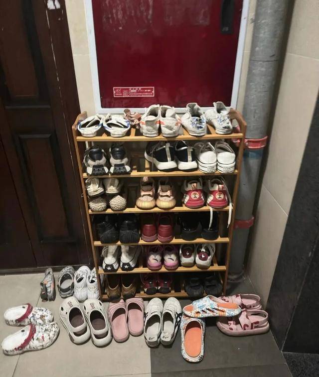 物业“不让门口放鞋子”<strong></p>
<p>虚拟贸币</strong>,门口放鞋柜违法吗?