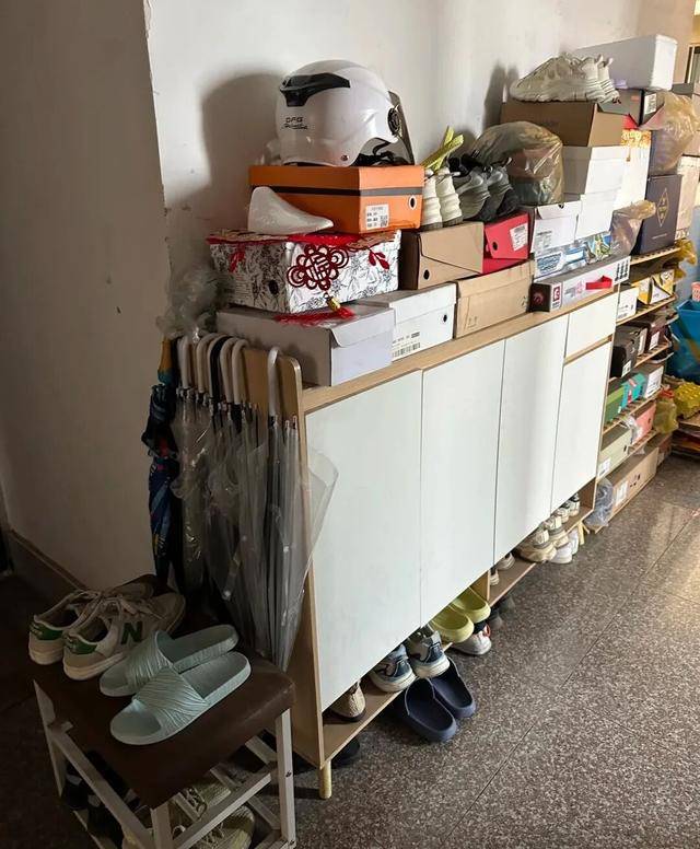 物业“不让门口放鞋子”<strong></p>
<p>虚拟贸币</strong>,门口放鞋柜违法吗?