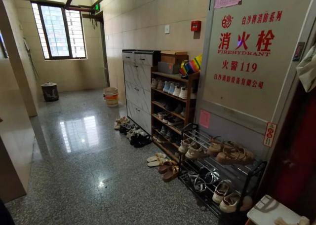 物业“不让门口放鞋子”<strong></p>
<p>虚拟贸币</strong>,门口放鞋柜违法吗?