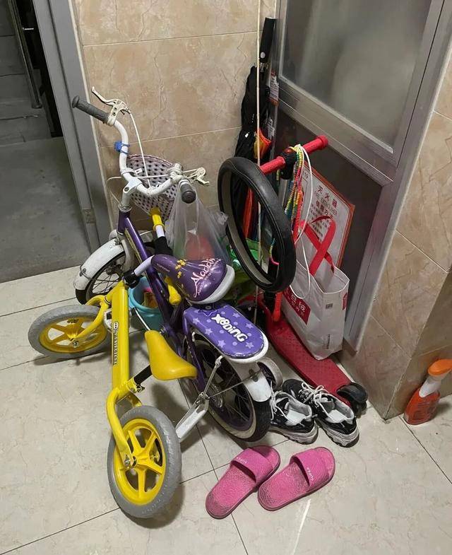 物业“不让门口放鞋子”<strong></p>
<p>虚拟贸币</strong>,门口放鞋柜违法吗?