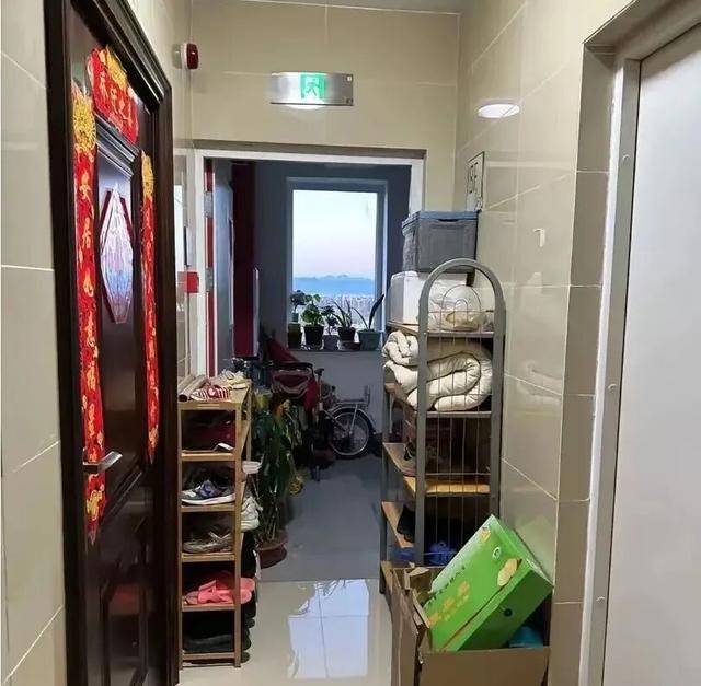 物业“不让门口放鞋子”<strong></p>
<p>虚拟贸币</strong>,门口放鞋柜违法吗?