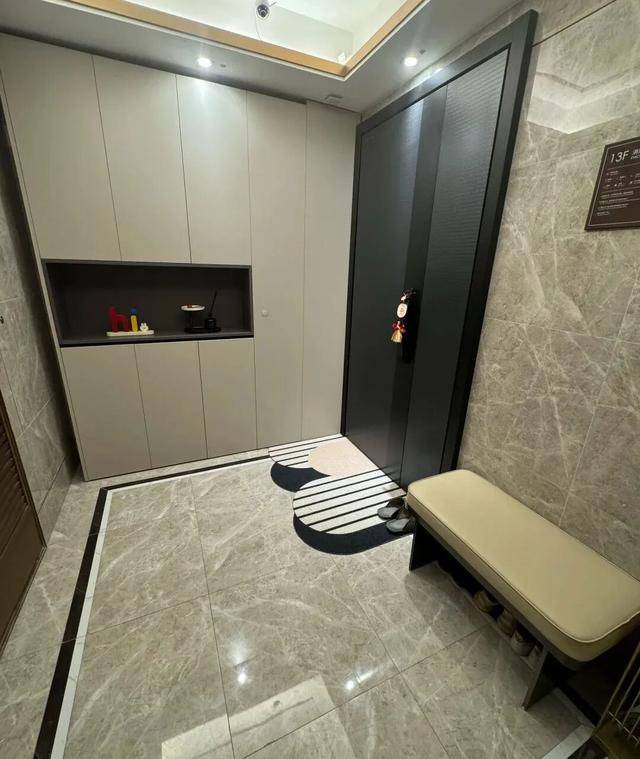 物业“不让门口放鞋子”<strong></p>
<p>虚拟贸币</strong>,门口放鞋柜违法吗?