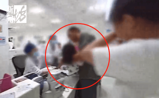 事发上海晚高峰!汹涌车流中<strong></p>
<p>高材生虚拟币案例</strong>,一男子绝望跳车,直奔民警而去……