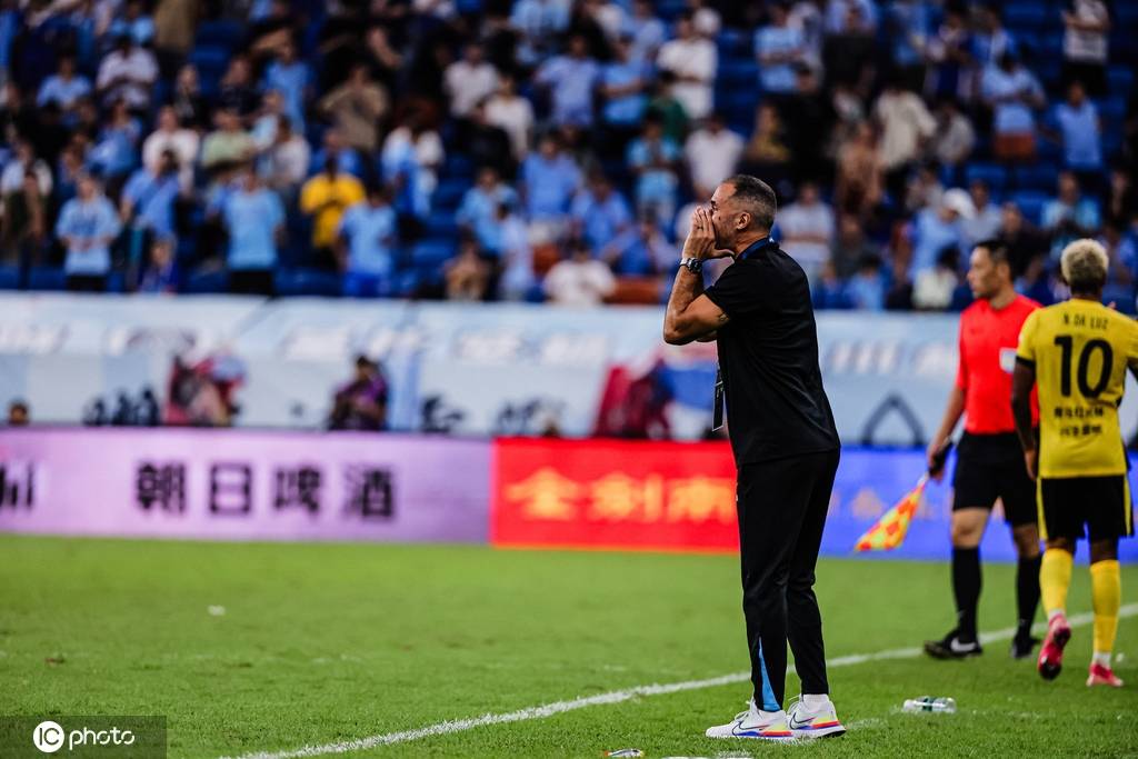 上任不到3个月！新鹏城官宣穆尼奥斯下课 陈涛任代理主帅