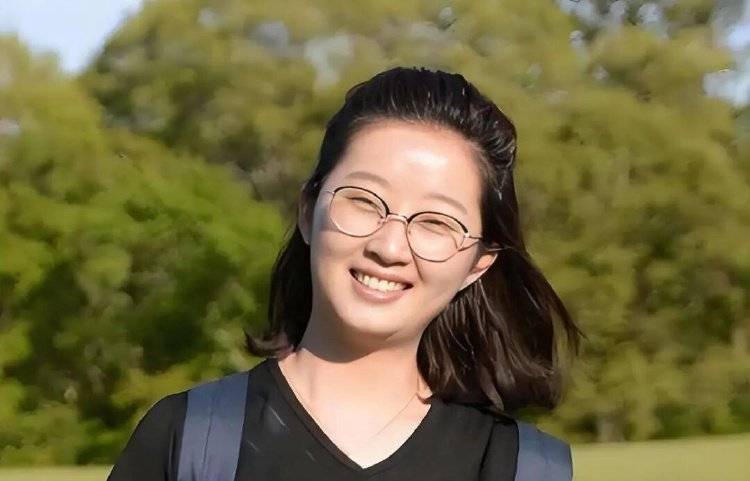 章莹颖男友国庆探望章父并协助直播<strong></p>
<p>u虚拟币</strong>,网友劝其早点结婚,本人回应