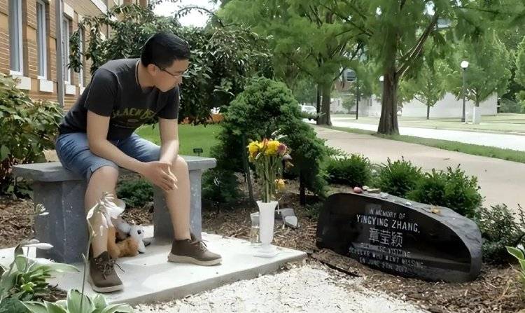 章莹颖男友国庆探望章父并协助直播<strong></p>
<p>u虚拟币</strong>,网友劝其早点结婚,本人回应