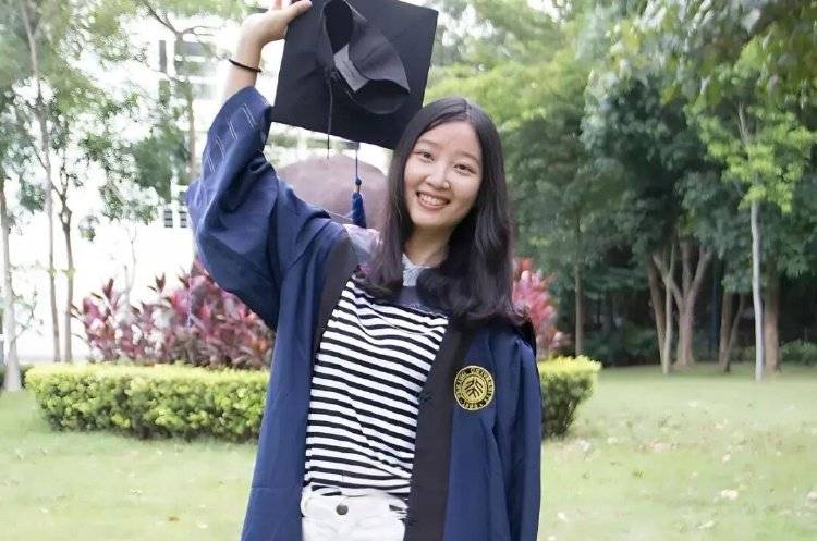 章莹颖男友国庆探望章父并协助直播<strong></p>
<p>u虚拟币</strong>,网友劝其早点结婚,本人回应