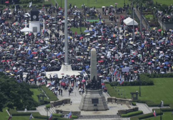 总统府前被烧成火海<strong></p>
<p>u虚拟币</strong>，总统却下落不明！菲律宾一夜变天，20城全乱了