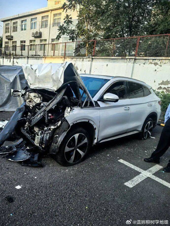 比亚迪车主多处骨折<strong></p>
<p>私人挖虚拟币</strong>,其妻发声:往后日子不知怎么过!陈震车祸后再度致歉