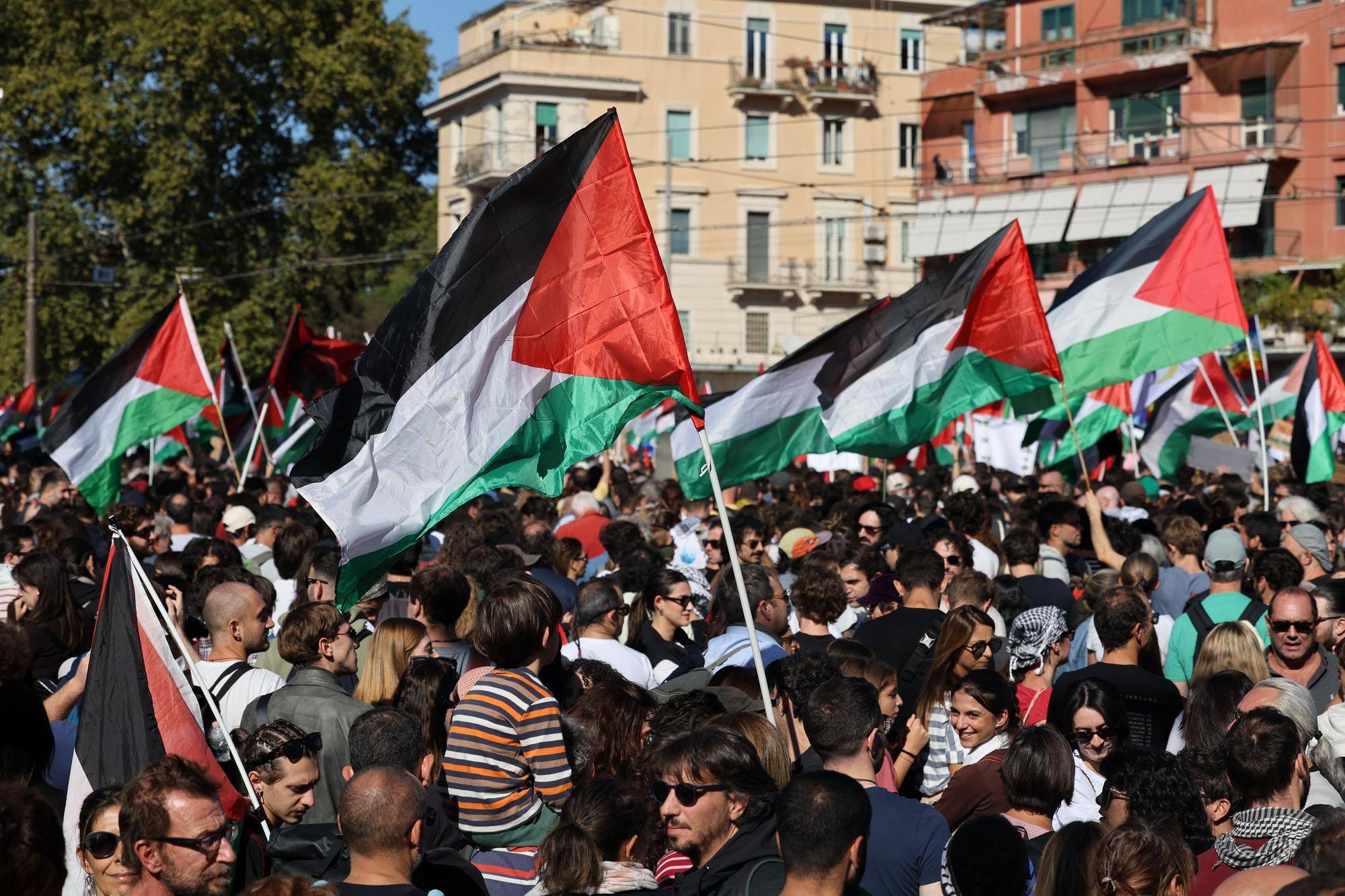 声援巴勒斯坦 欧洲数十万民众上街游行