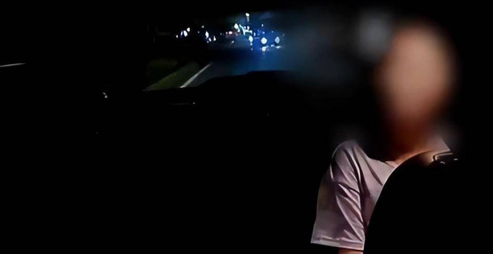 女子打车不给高速过路费，扬言“没钱我不给，有钱我也不给” ！司机将其送回起点