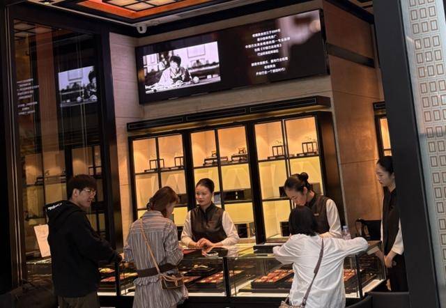 金价创历史新高!北京黄金消费“量价齐飞”<strong></p>
<p>十部委虚拟币</strong>,年轻人买金饰当“理财”,买涨不买跌成共识|华夏双节观察