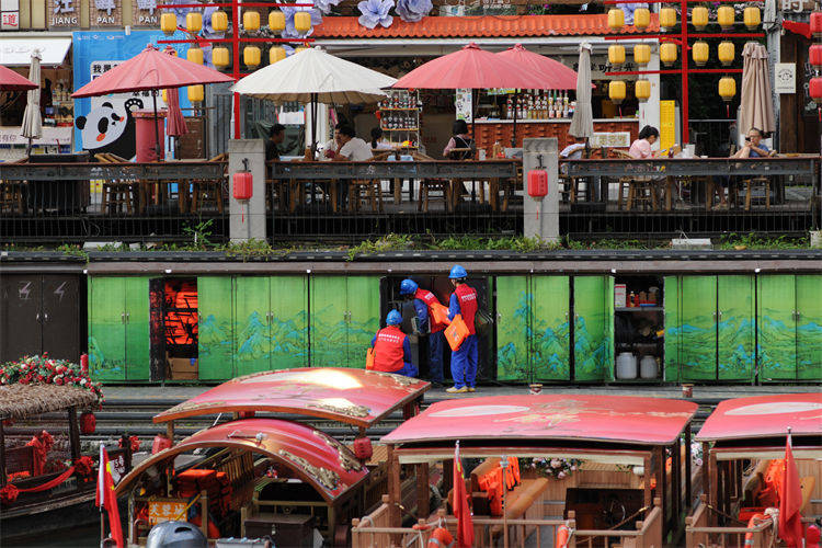 阖家团圆时<strong></p>
<p>十部委虚拟币</strong>,他们守护蓉城灯火