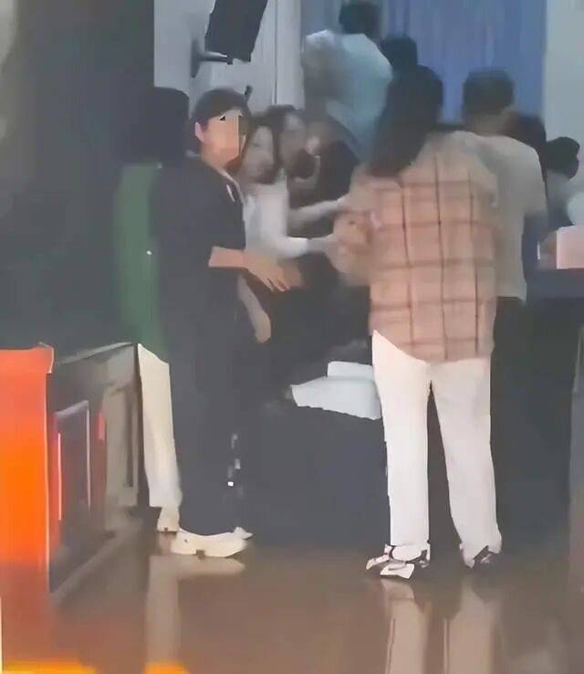 家长们跪成一排<strong></p>
<p>十部委虚拟币</strong>,学生蒙眼从背上踩过?教育局回应河南一中学举办活动引热议:正调查处理