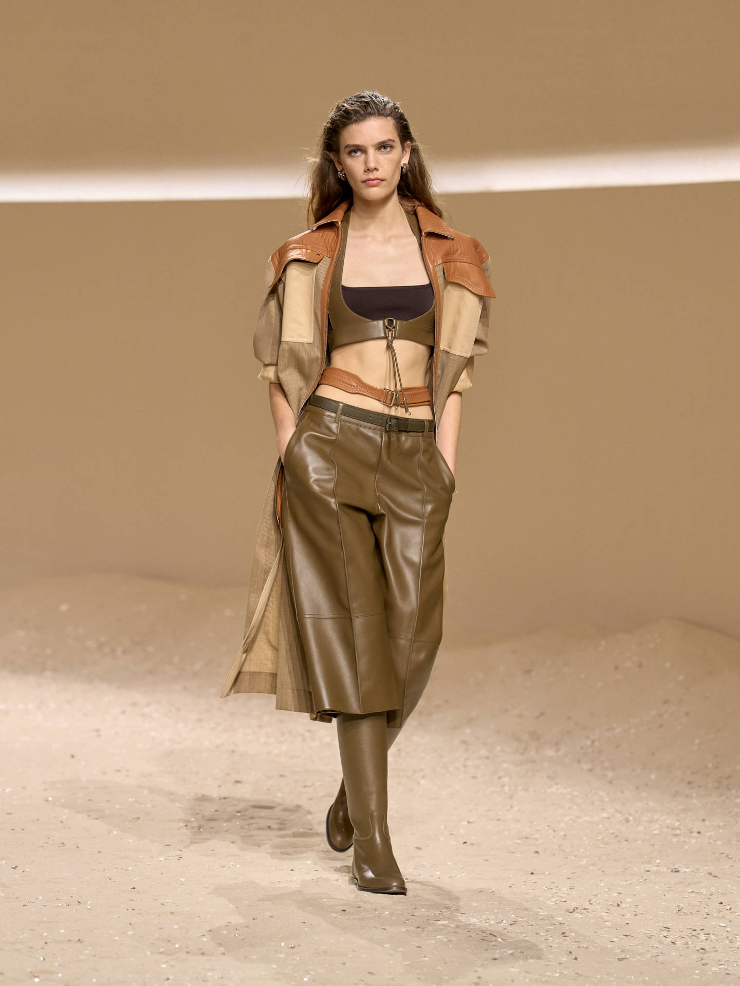 爱马仕秀场变沙滩<strong></p>
<p>十部委虚拟币</strong>，丝巾变上衣、亮色包袋注入新活力！