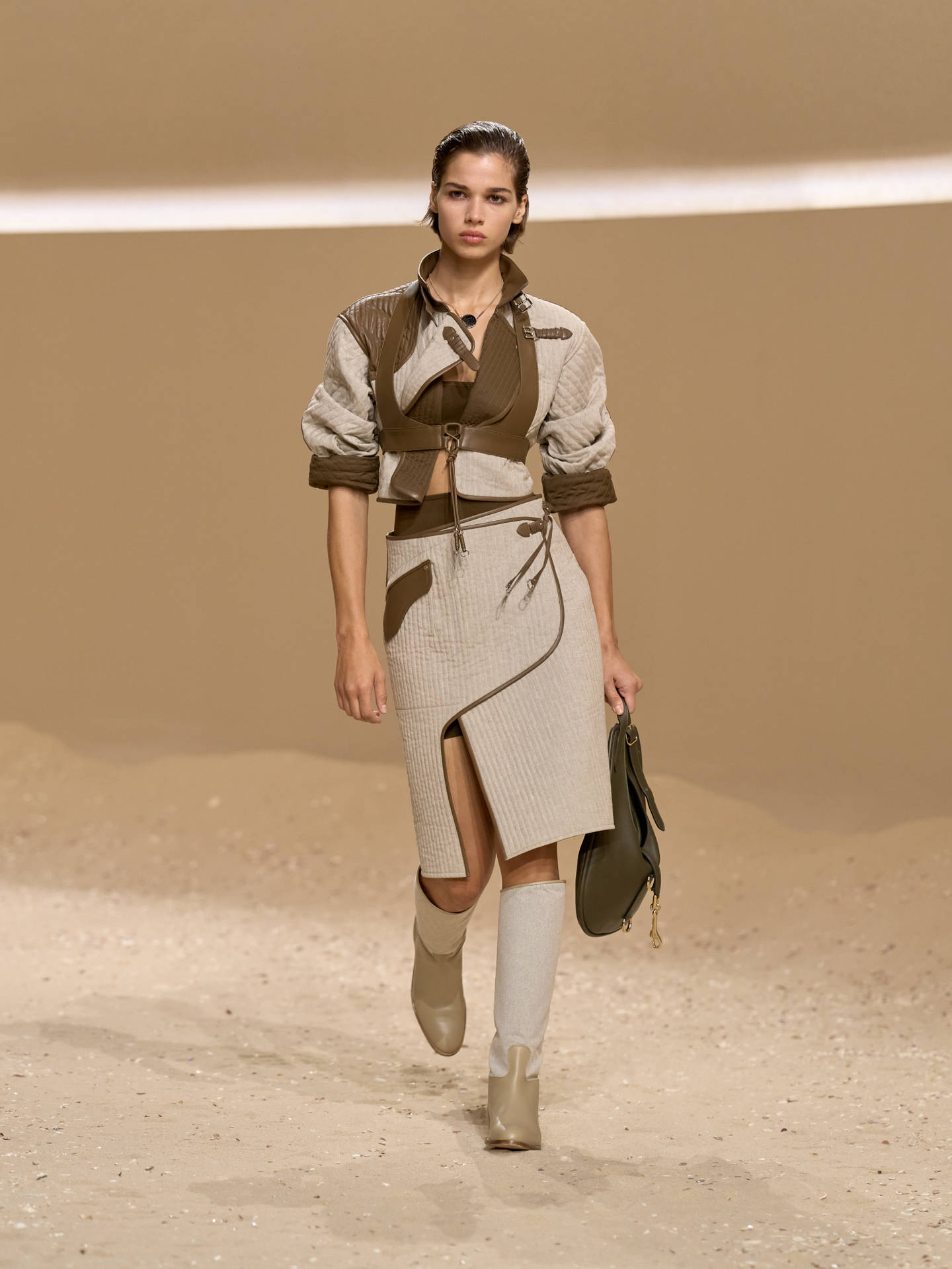 爱马仕秀场变沙滩<strong></p>
<p>十部委虚拟币</strong>，丝巾变上衣、亮色包袋注入新活力！