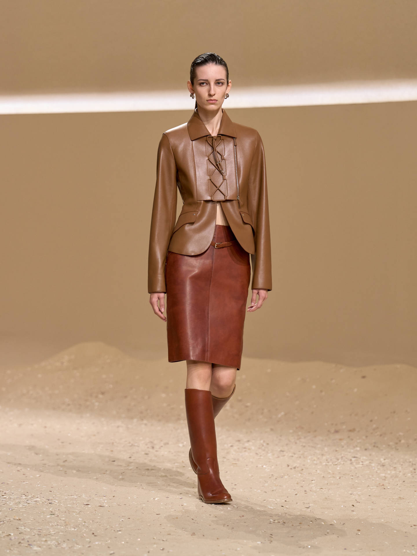 爱马仕秀场变沙滩<strong></p>
<p>十部委虚拟币</strong>，丝巾变上衣、亮色包袋注入新活力！