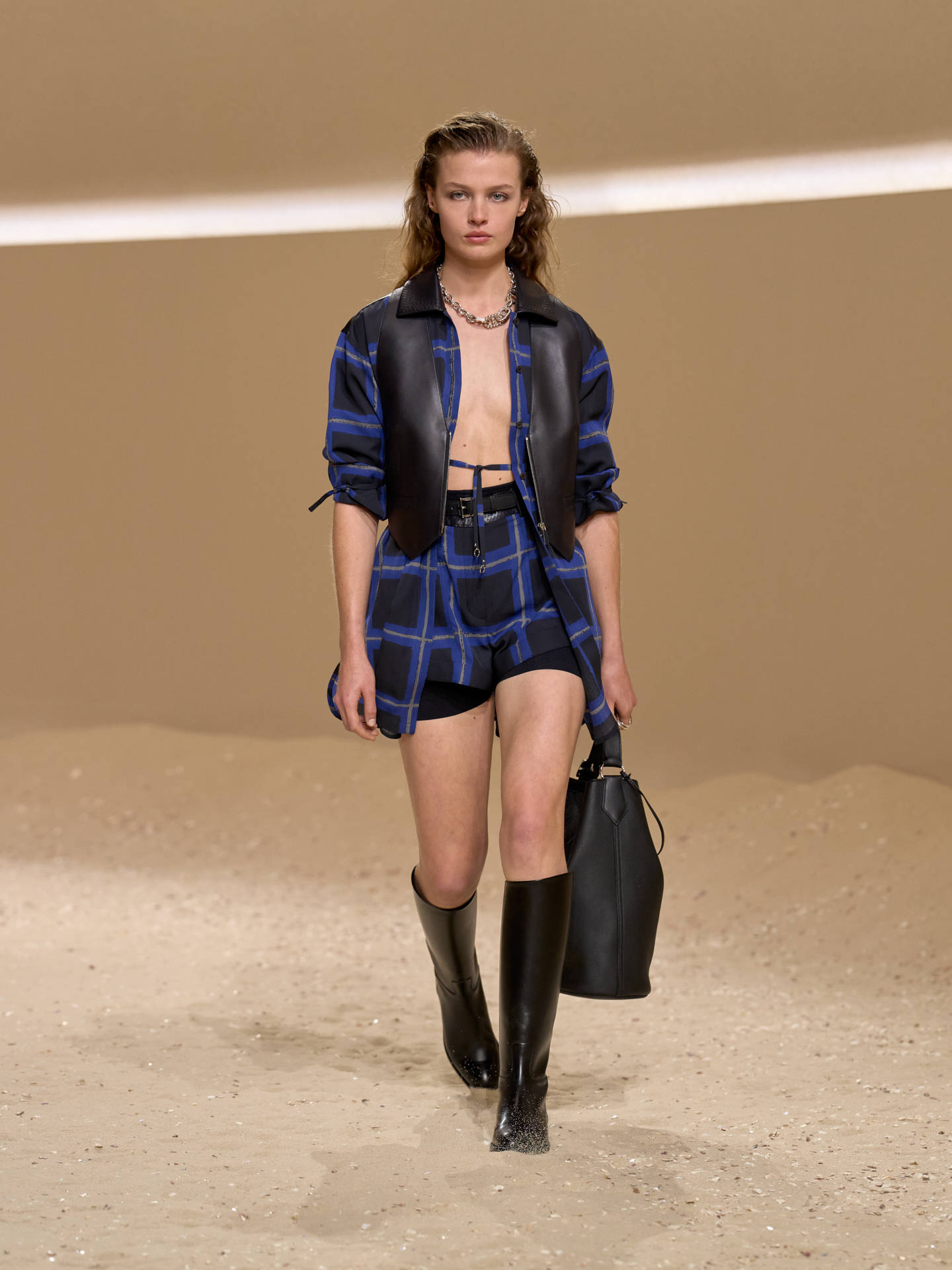 爱马仕秀场变沙滩<strong></p>
<p>十部委虚拟币</strong>，丝巾变上衣、亮色包袋注入新活力！